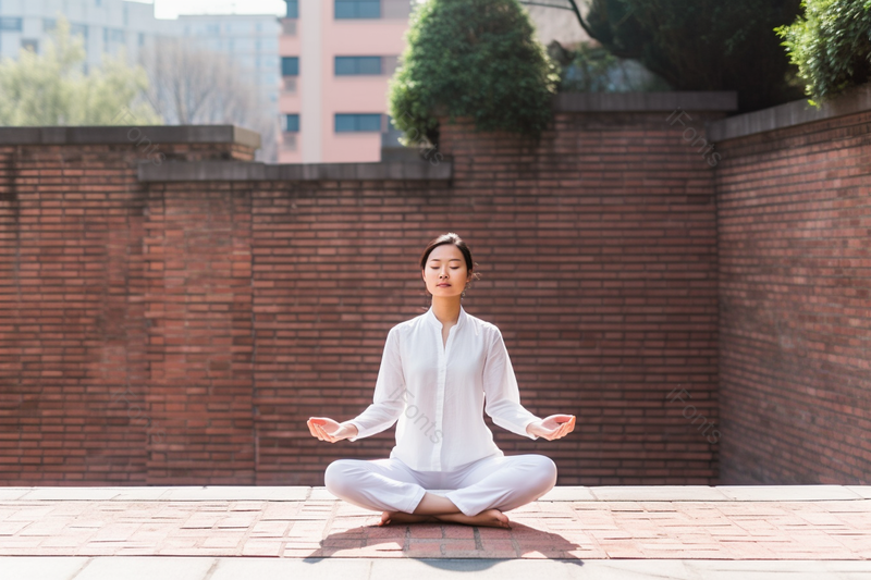 白衣女性瑜伽冥想盘腿坐户外晴天锻炼公园红墙健身,高清,摄影图,摄影图片,图片大全,摄影图免费下载